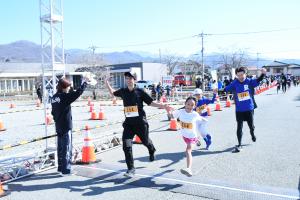 ゴールする親子の写真