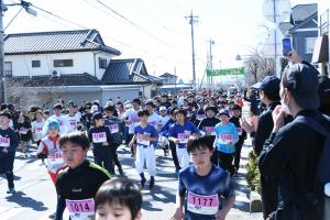 スタートする小学生たち