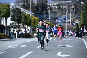 走り抜ける小学生たち