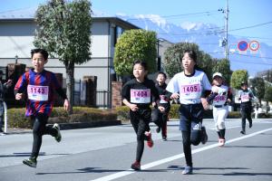 一生懸命に走る小学生