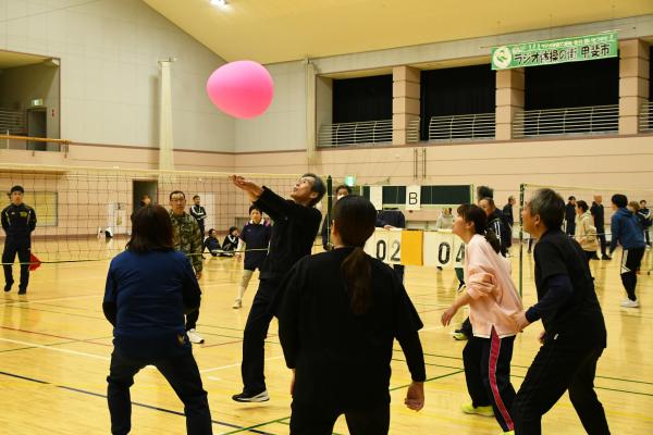 さいかつぼーるをレシーブする男性