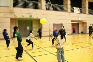 レシーブするファミリー部門のチーム