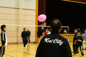 アタックを決める男性