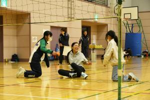 笑顔で楽しむ家族の写真