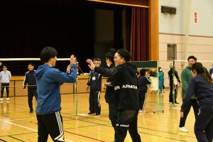 ハイタッチをするチームのみなさん