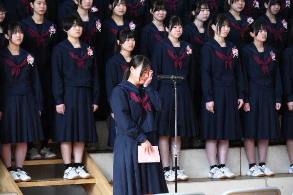 別れのことばを述べ涙する女子生徒