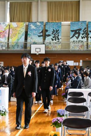 入場する卒業生たち