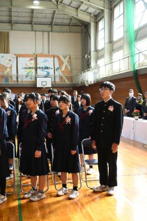 校歌を歌う卒業生たち