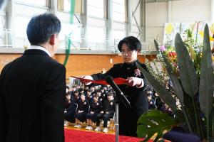 卒業証書を受け取る男子生徒