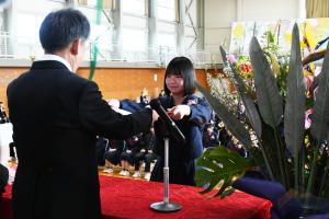 卒業証書を受け取る女子生徒