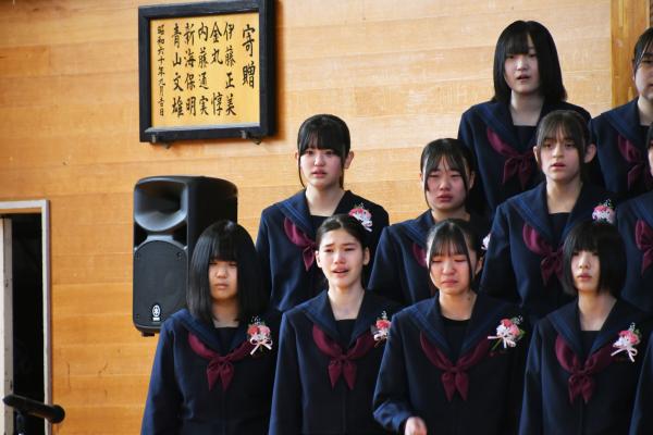 合唱する卒業生たち