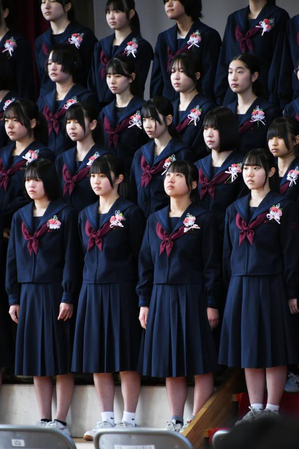 合唱する女子生徒たち
