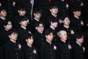 涙をこらえる男子生徒