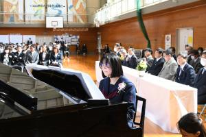 ピアノ伴奏をする卒業生