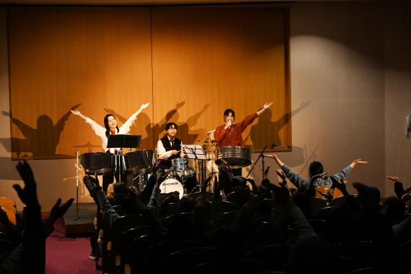 スティールパンの演奏を観客と楽しむ様子