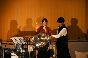 楽器のスティールパンを紹介する演奏者