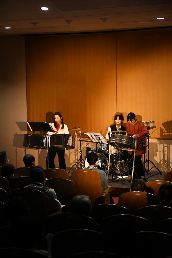 3人でスティールパン、ドラムを演奏する様子