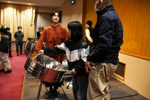 参加者がスティールパンを鳴らす様子