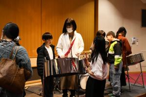 スティールパンに触れる参加者親子