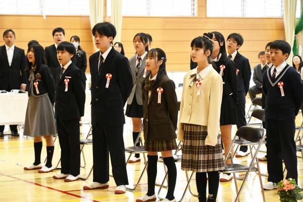 校歌を歌う卒業生たち