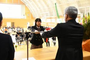 卒業証書を受け取る女子児童