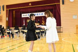 卒業証書を保護者に渡す様子