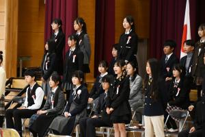 呼びかけをする卒業生たち