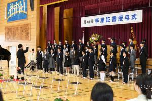 小学校生活最後の合唱をする卒業生たち
