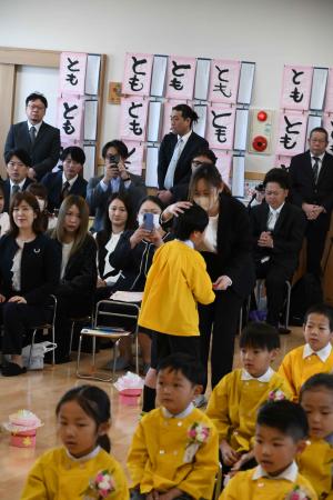 お母さんにハグ