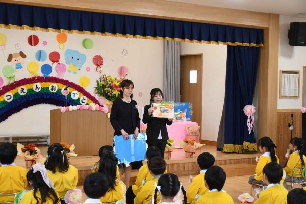 卒園児からのプレゼント披露