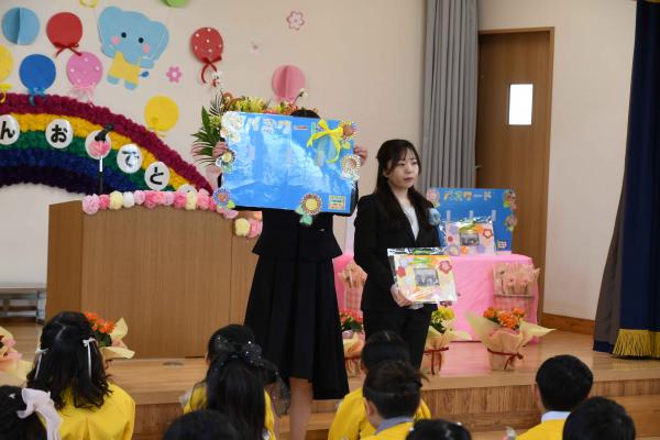 卒園児からのプレゼント披露２
