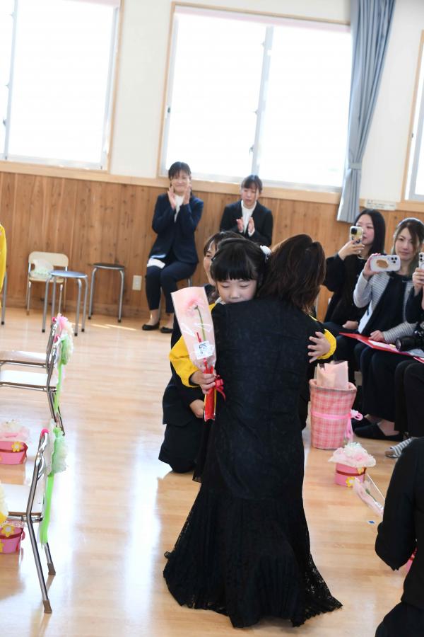 先生とハグして退場