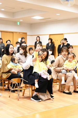 元気よく返事する新入園児１