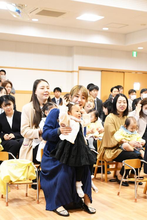 元気よく返事する新入園児２