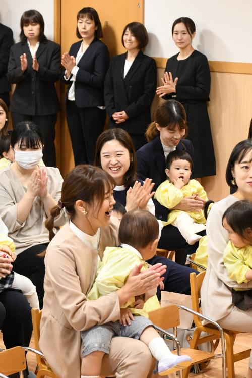 お母さんに抱きつく新入園児