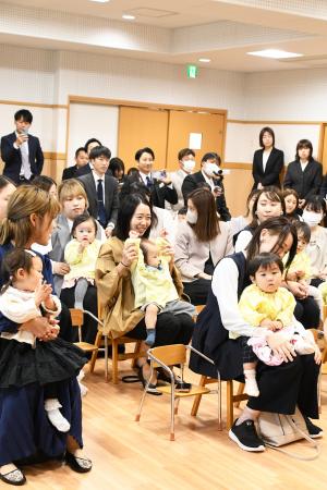 元気よく返事する新入園児３