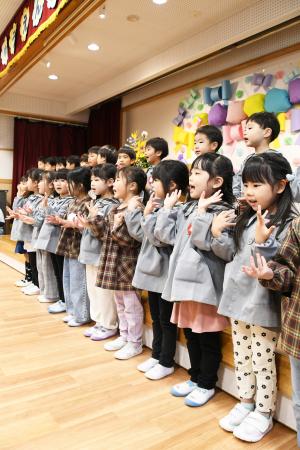 歓迎の歌を歌う在園児１