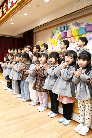 歓迎の歌を歌う在園児２
