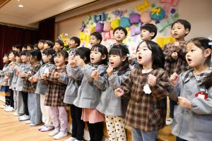 歓迎の歌を歌う在園児３