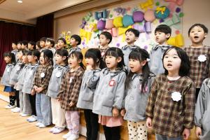 歓迎の歌を歌う在園児４