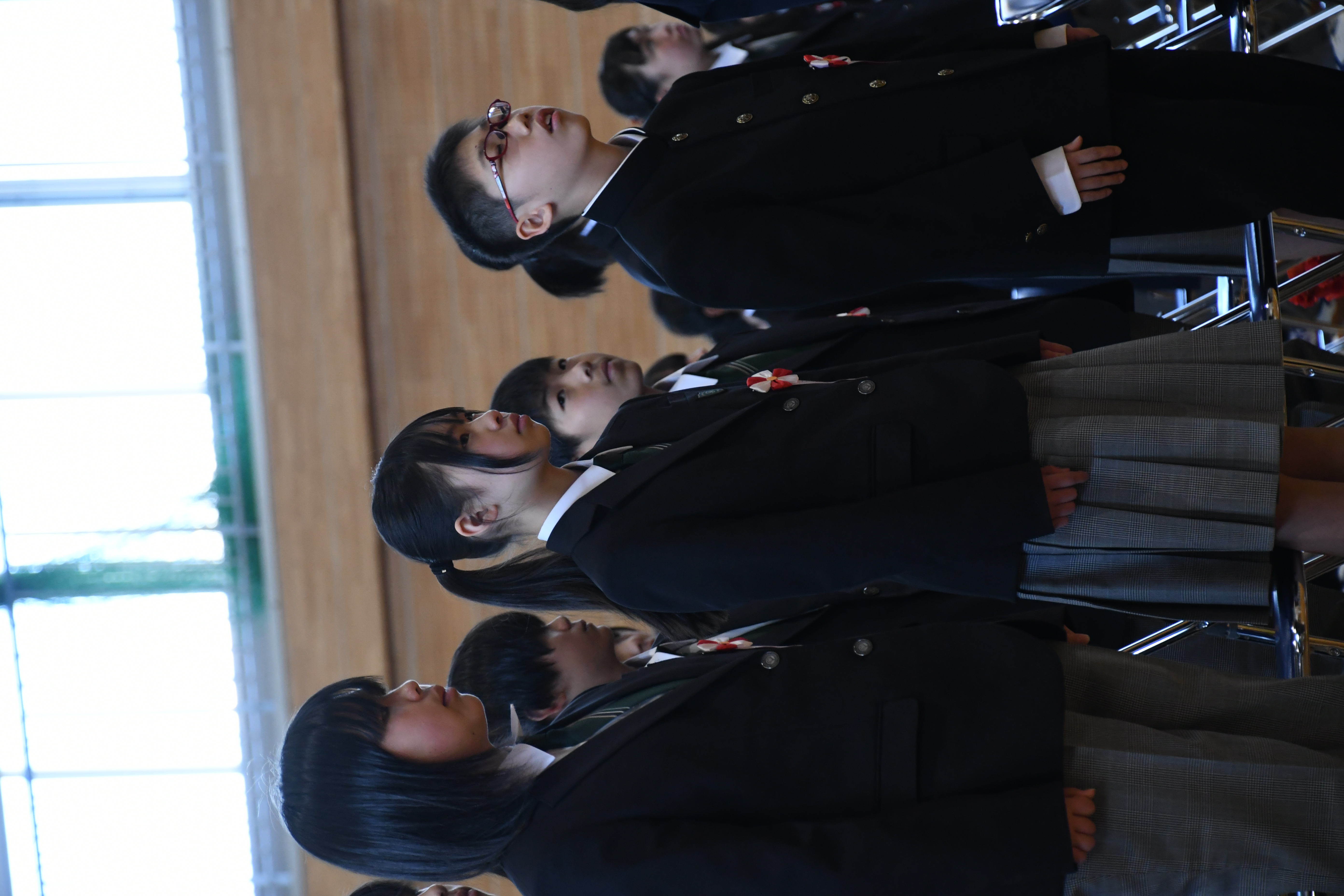 起立する新入生たち１