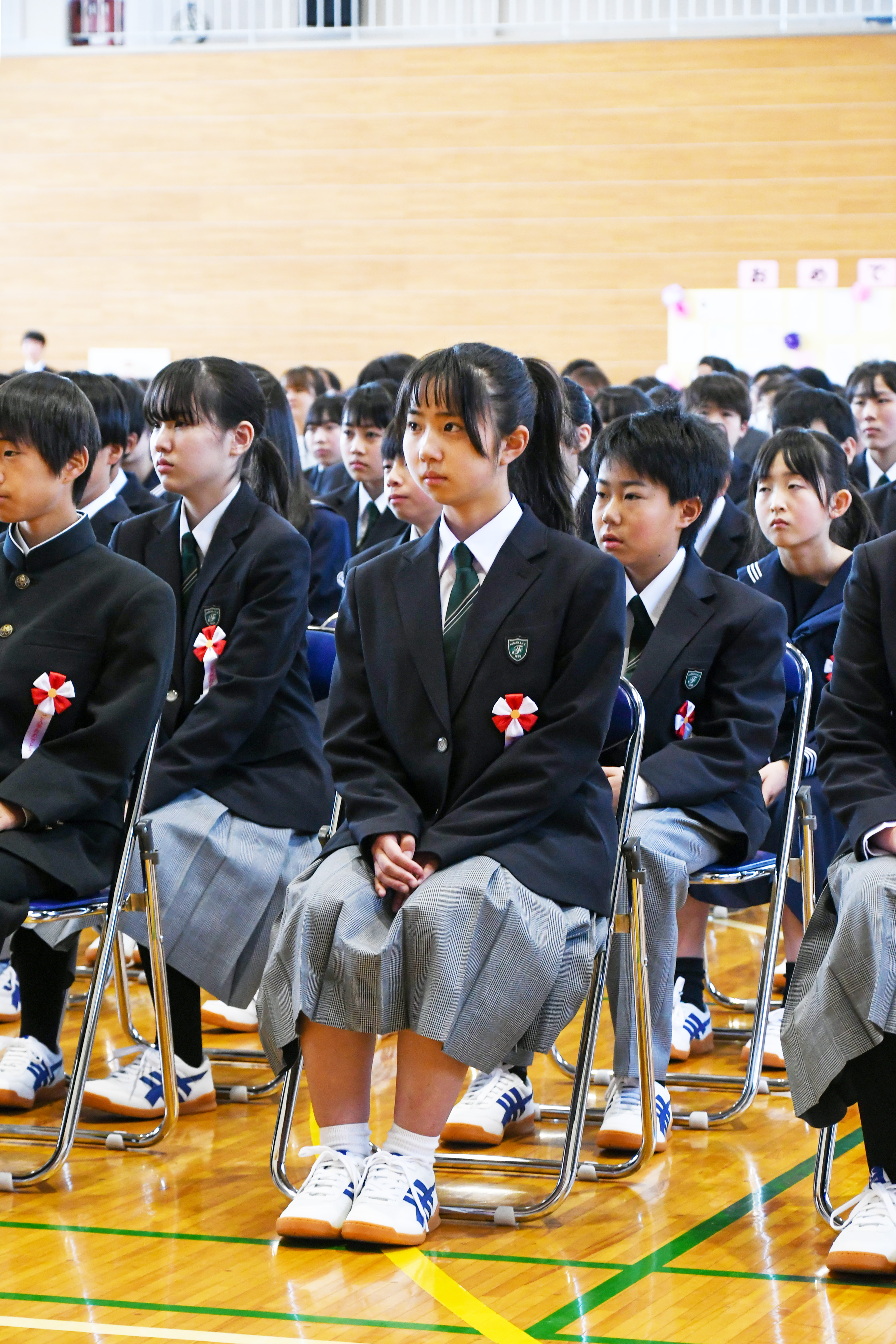 起立する新入生たち２