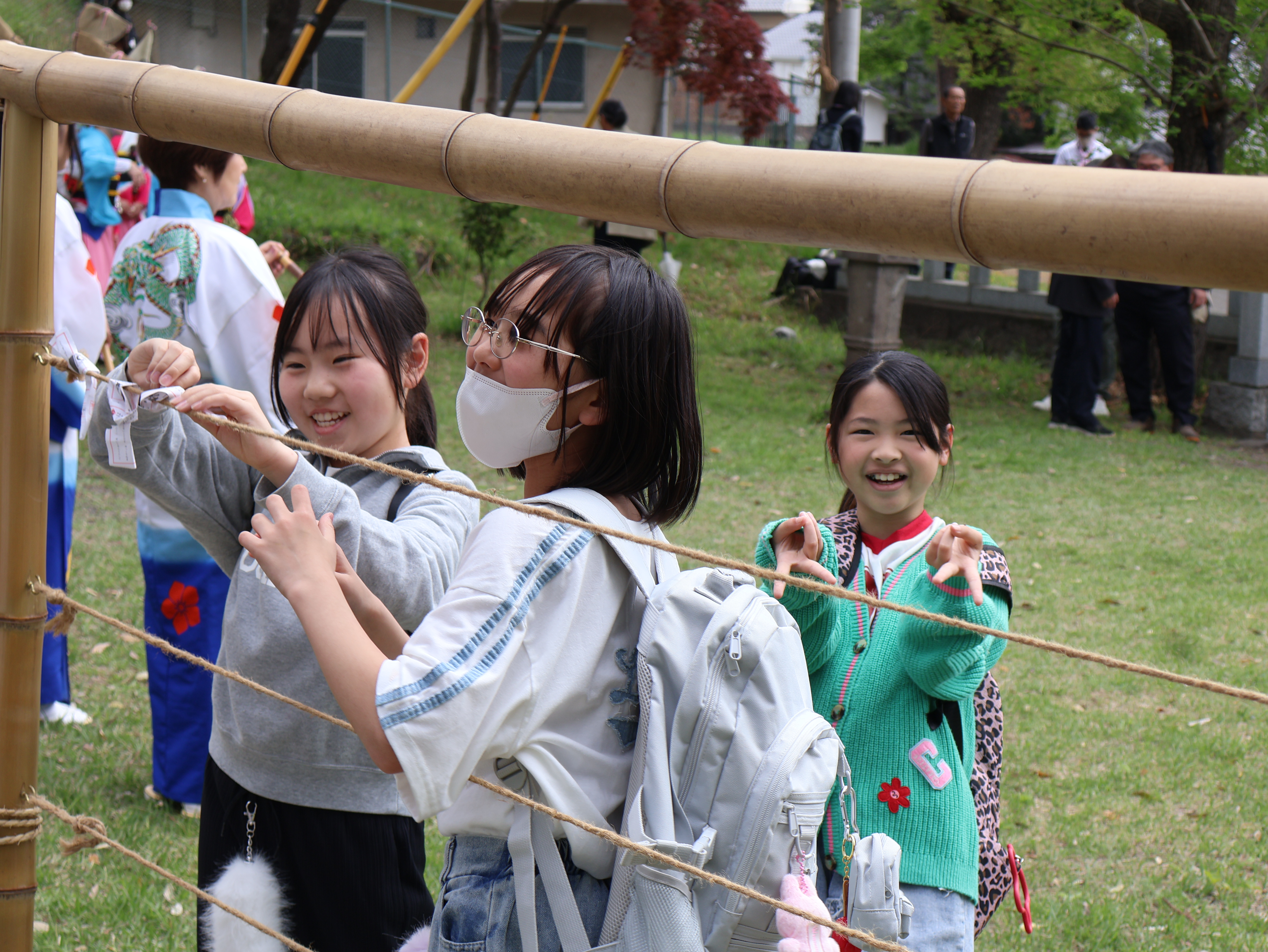 こどもみくじを引く子どもたち