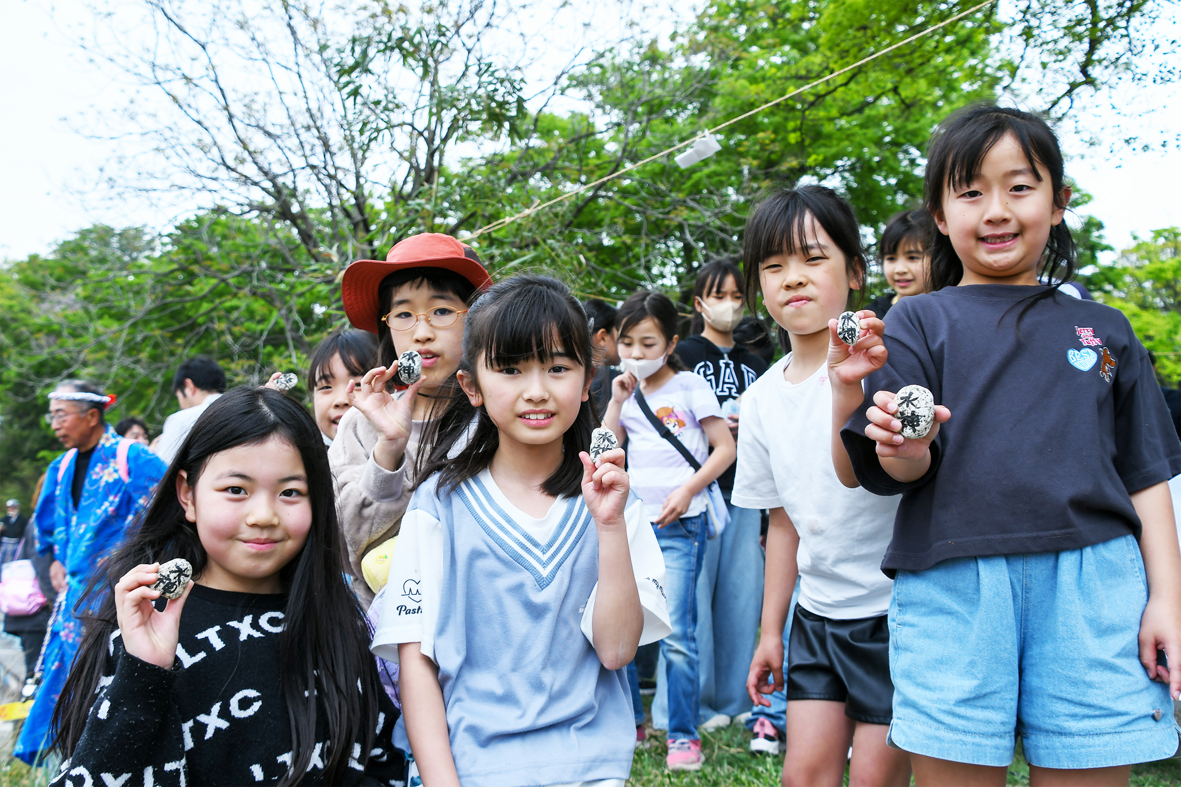 拾った石を見せるこどもたち２