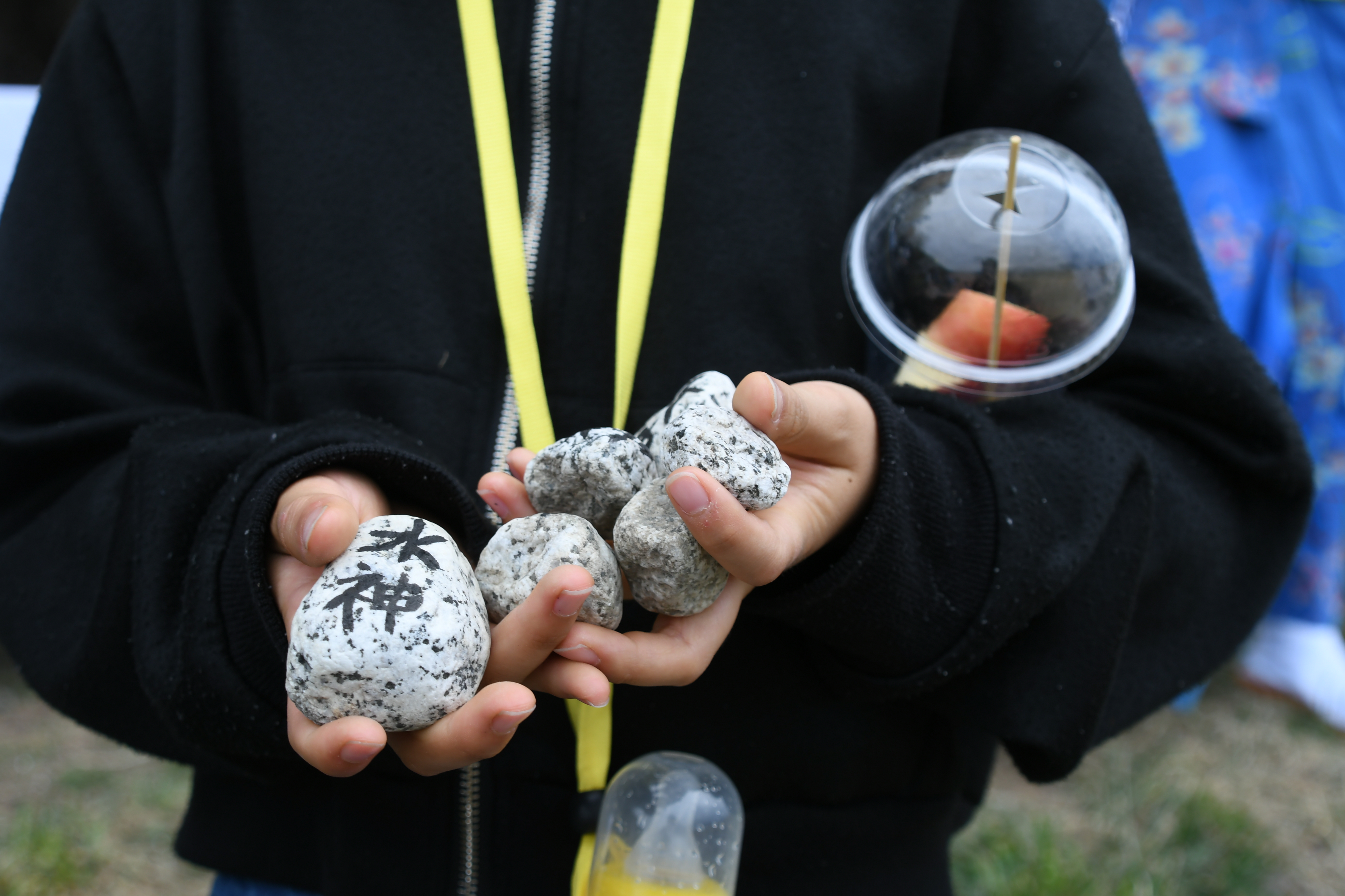 拾った石を見せるこども