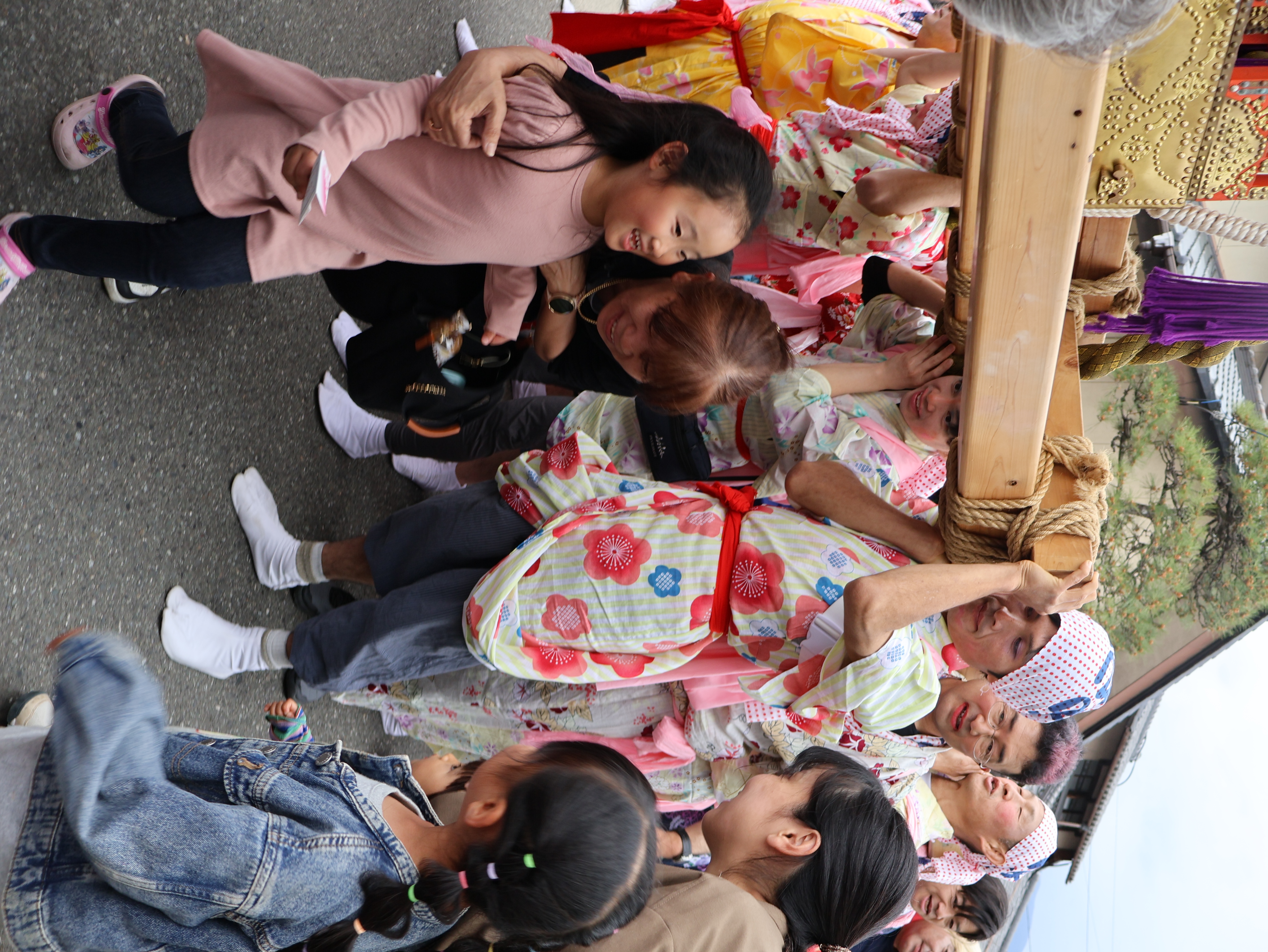 神輿の下をくぐり健康祈願