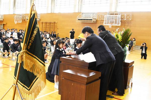 黄色い帽子と防犯ブザーの贈呈