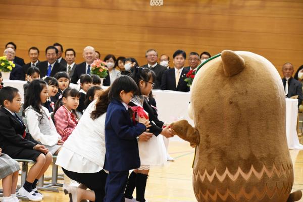 県産材で作られたペン立て贈呈