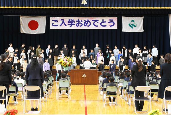 ６年生による学校生活の合唱