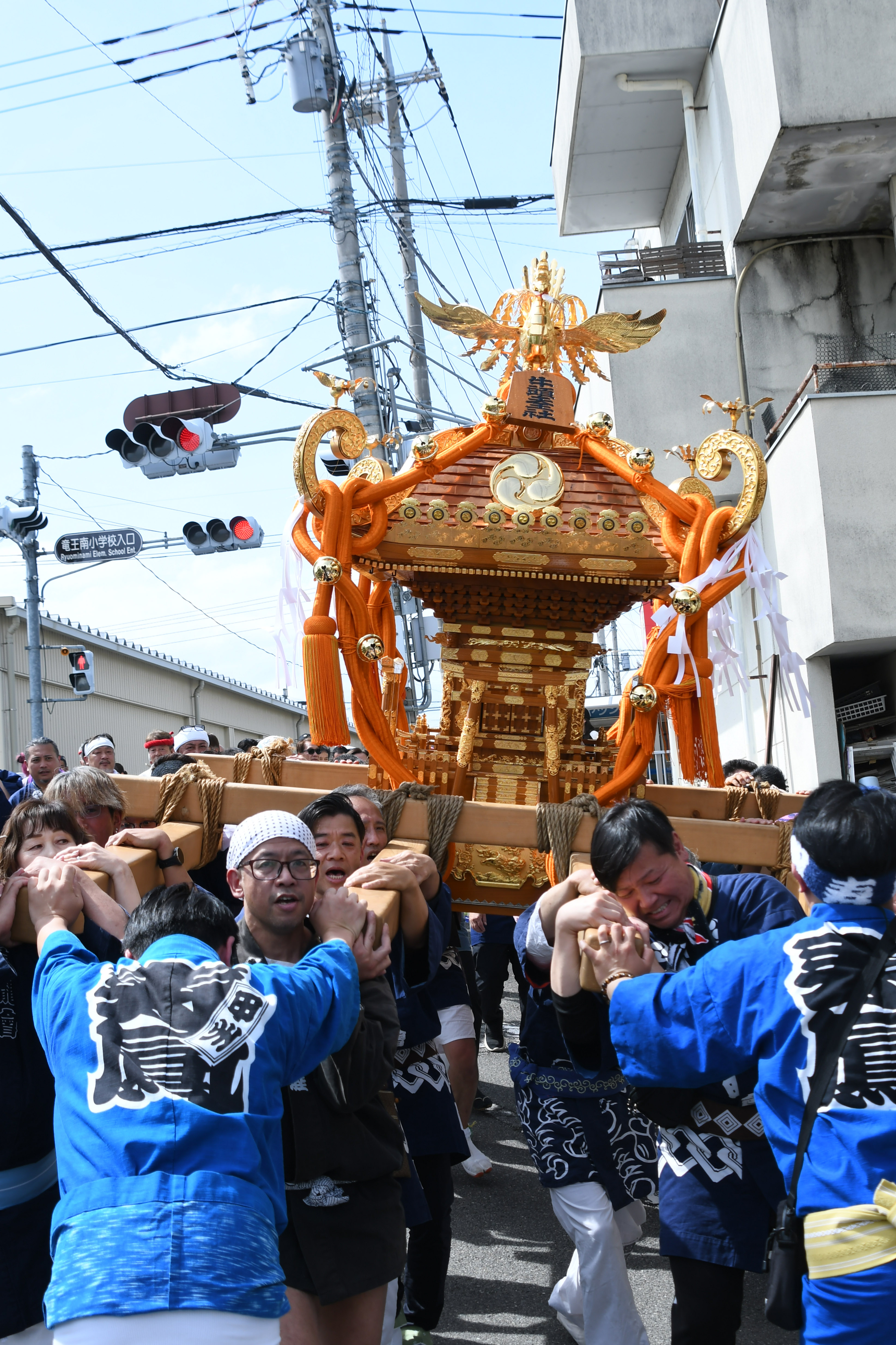 竜王南小学校入り口交差点を練り歩く神輿